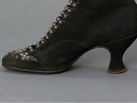 Bibis, cloches et escarpins